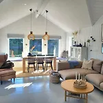 Сasa de vacaciones Seaside With Terrace And Jetty In *
